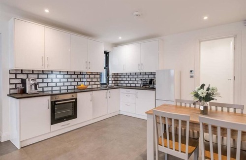 Southfields Apartment | Cosy 1 Bed Beauty with Private Outdoor