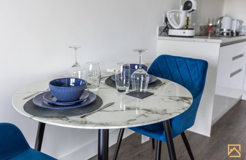 Milton Keynes Apartment | Cosy 1 bed near peaceful canal