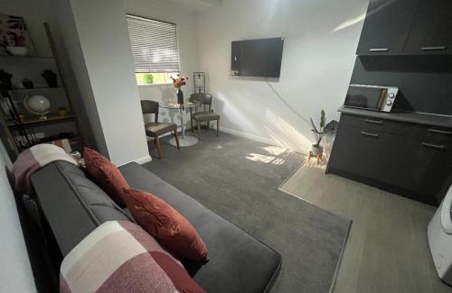 Swindon Apartment | Cosy 1 Bedroom Flat Sleeps 2 Free Wi-Fi