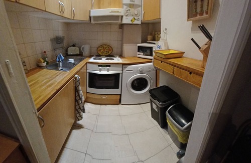 Kensington Apartment | Cosy 1-bedroom Kensington flat, well located for transport & tourist attractions