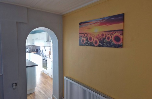 Newark House | Cosy 1BR Hideaway - Hot Tub, WiFi & Private Pond
