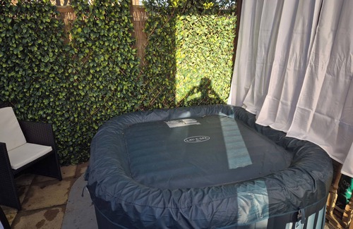 Newark House | Cosy 1BR Hideaway - Hot Tub, Wifi & Private Pond