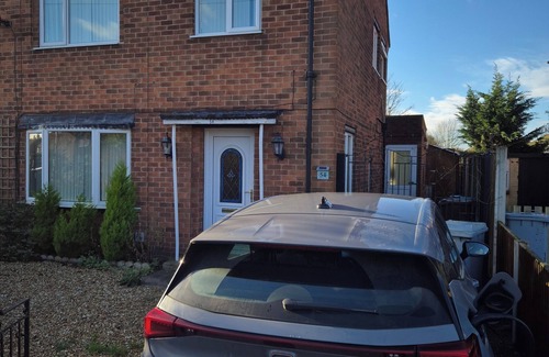 Newark House | Cosy 1BR Hideaway - Hot Tub, Wifi & Private Pond