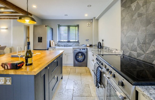 Aston-le-Walls Cottage | Cosy 2-Bed Cottage 10 min to Warwick w/ a hot tub!