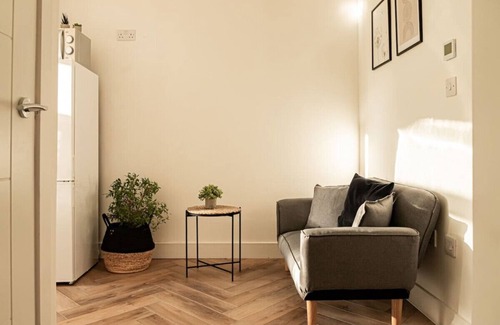 Wroxton Apartment | Cosy 2-Bed Flat - Sleeps 4 - Free Parking