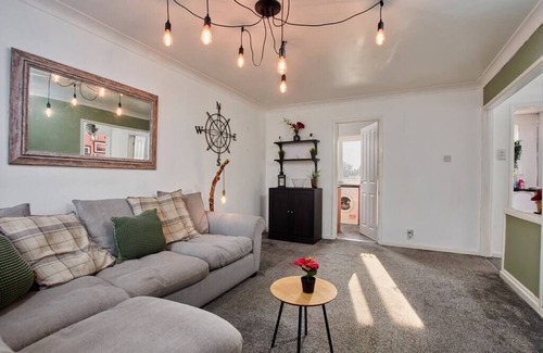 Seaton Delaval Apartment | Cosy 2 bedroom flat, with parking & garden