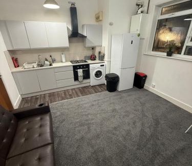 Gosport Apartment | Cosy 2 bedroom modern flat close to transport link