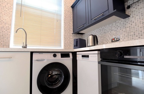 Swinton House | Cosy 2 Bedrooms House, Convenient Location, Free Parking, Fully Equipped.