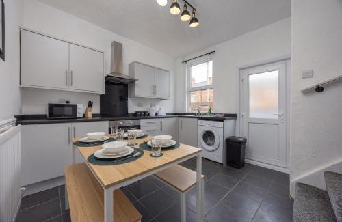 Darlington House | Cosy 2BR Home in Darlington Near Hospital