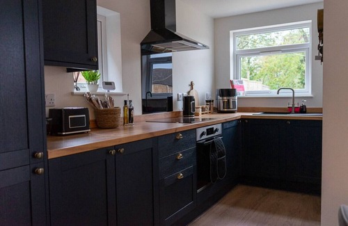 Wigston House | Cosy 2BR House | Space Centre | Free Parking