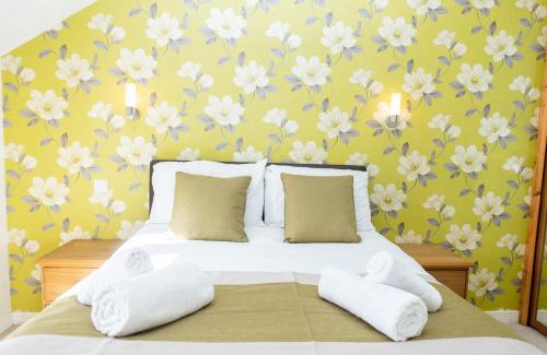 Brockworth House | Cosy 3 Bed Cottage in Gloucester-Parking-Garden-Free Hot Tub at the Weekends