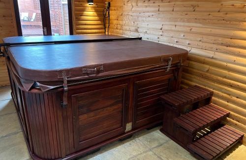 Brockworth House | Cosy 3 Bed Cottage in Gloucester-Parking-Garden-Free Hot Tub at the Weekends