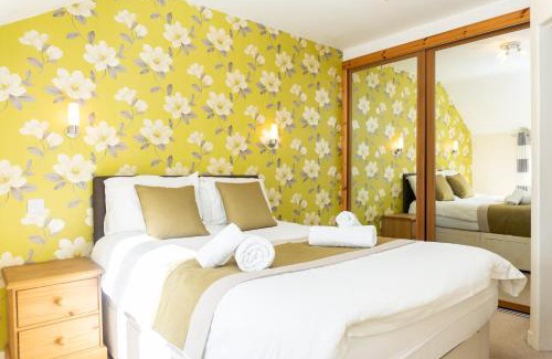 Brockworth House | Cosy 3 Bed Cottage in Gloucester-Parking-Garden-Free Hot Tub at the Weekends