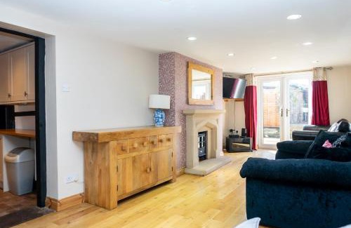 Brockworth House | Cosy 3 Bed Cottage in Gloucester-Parking-Garden-Free Hot Tub at the Weekends