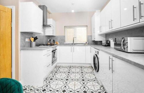 Oldbury House | Cosy 3-bed house in Birmingham with free parking