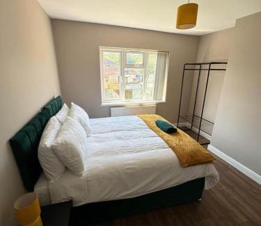 Oldbury House | Cosy 3-bed house in Birmingham with free parking