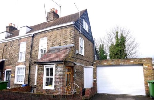 Waltham Cross Cottage | Cosy 3-Bedroom Character Cottage in Historic Waltham Cross