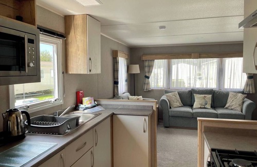 Ampney Crucis Cabin | Cosy 3 Bedroom Caravan in South Cerney