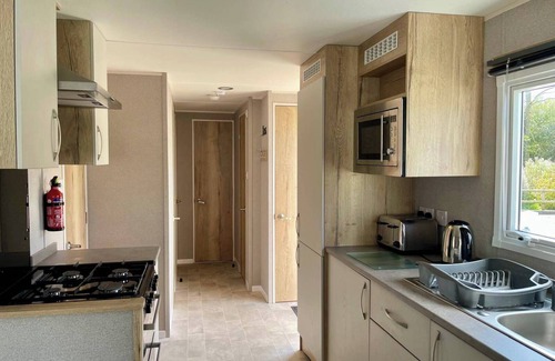 Ampney Crucis Cabin | Cosy 3 Bedroom Caravan in South Cerney