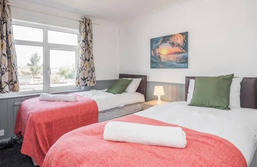 Tilbury House | Cosy 3 Bedroom Home With Wifi, Parking & Garden