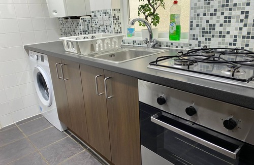 Gillingham House | Cosy 3 Bedroom House With Free Parking, garden and close to the High Street