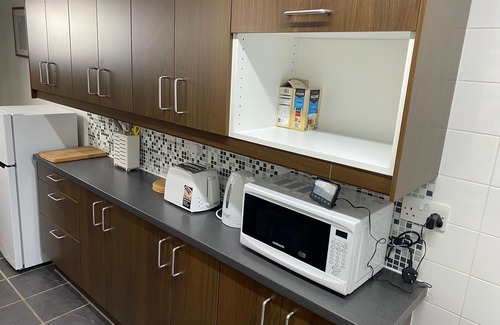 Gillingham House | Cosy 3 Bedroom House With Free Parking, garden and close to the High Street