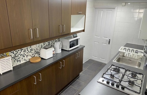 Gillingham House | Cosy 3 Bedroom House With Free Parking, garden and close to the High Street