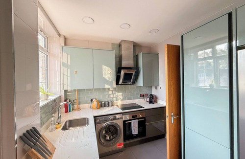 St. Johns Wood Apartment | Cosy 4-Bed, 2-Bath flat with AC near Hyde Park , Paddington , Marylebone