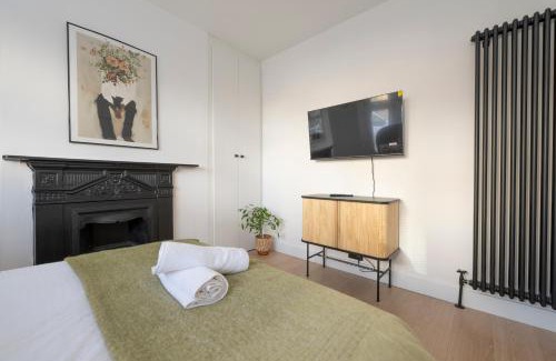 Chatham House | Cosy 4 bed with free parking, Chatham Town Centre