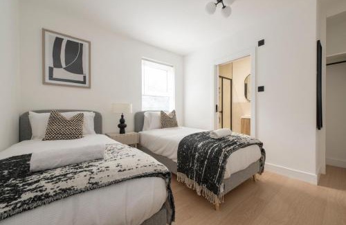Chatham House | Cosy 4 bed with free parking, Chatham Town Centre