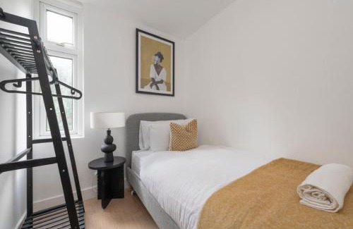 Chatham House | Cosy 4 bed with free parking, Chatham Town Centre