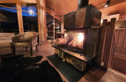 Saint-Marcel Ski Chalet | Cosy 4 bedroom chalet with hot tub (Chalet Velours)