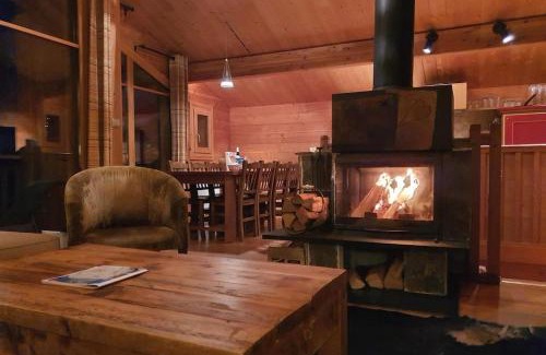 Saint-Marcel Ski Chalet | Cosy 4 bedroom chalet with hot tub (Chalet Velours)