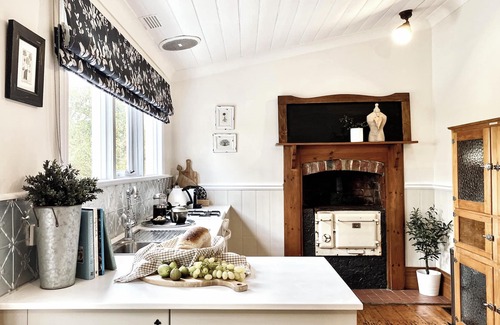 Daylesford Cottage | Cosy and authentic 1870s miner's cottage - Views, fireplace, stroll into town