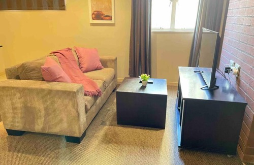 Downtown Johannesburg Apartment | Cosy and Central FREE Parking & 24hrs Security