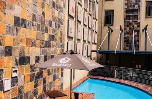 Downtown Johannesburg Apartment | Cosy and Central FREE Parking & 24hrs Security