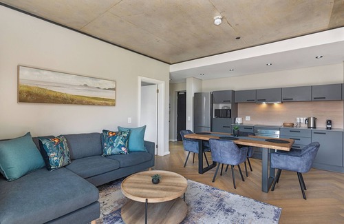 Century City Apartment | Cosy and Charming Bridgewater One Apartment | Wifi