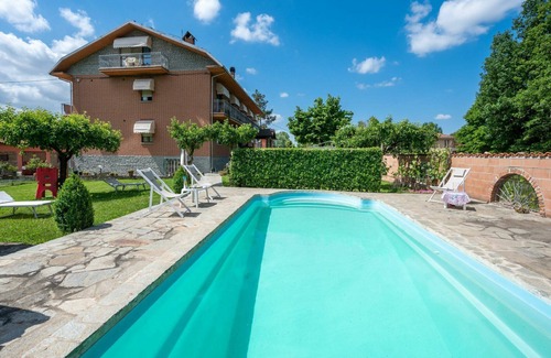 Castagnole delle Lanze Apartment | Cosy apartment for 4 people with WIFI, pool, A/C, TV and patio