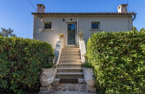 Le Rayol Apartment | Cosy apartment for 4 guests with WIFI, A/C, TV and parking