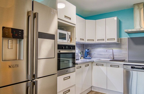 Le Brusc Apartment | Cosy apartment for 3 guests with A/C, TV, terrace and pets allowed