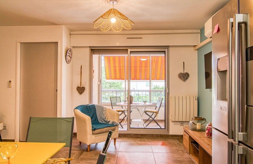 Le Brusc Apartment | Cosy apartment for 3 guests with A/C, TV, terrace and pets allowed