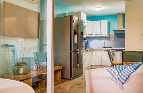 Le Brusc Apartment | Cosy apartment for 3 guests with A/C, TV, terrace and pets allowed