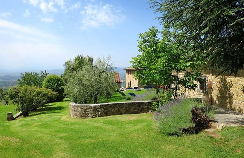 Loro Ciuffenna Villa | Cosy apartment in villa for 6 guests with WIFI, pool, terrace and parking