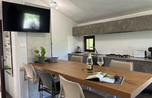 Cologna Spiaggia Villa | Cosy apartment in villa with WIFI, pool, hot tub, A/C, TV, patio, pets allowed and panoramic view