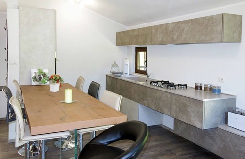 Cologna Spiaggia Villa | Cosy apartment in villa with WIFI, pool, hot tub, A/C, TV, patio, pets allowed and panoramic view