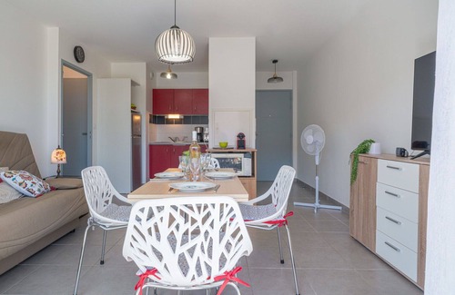 Le Port Apartment | Cosy apartment for 4 people with pool, WIFI, TV, terrace and parking