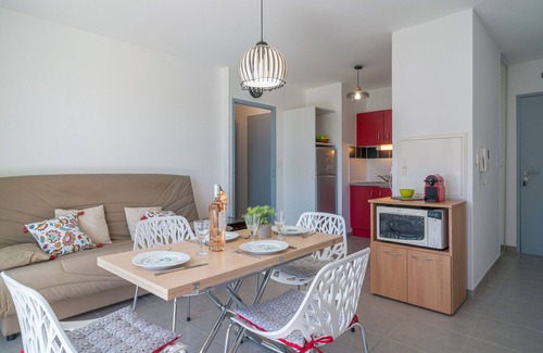 Le Port Apartment | Cosy apartment for 4 people with pool, WIFI, TV, terrace and parking