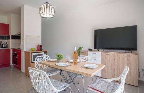 Le Port Apartment | Cosy apartment for 4 people with pool, WIFI, TV, terrace and parking