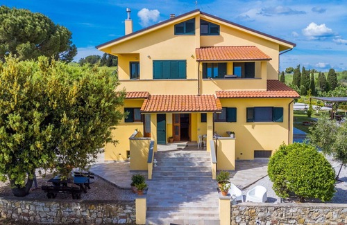Rosignano Marittimo Apartment | Cosy apartment for 4 people with WIFI, TV, terrace, pets allowed, panoramic view and parking