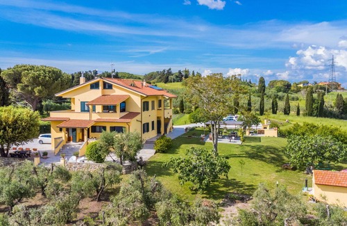 Rosignano Marittimo Apartment | Cosy apartment for 4 people with WIFI, TV, terrace, pets allowed, panoramic view and parking